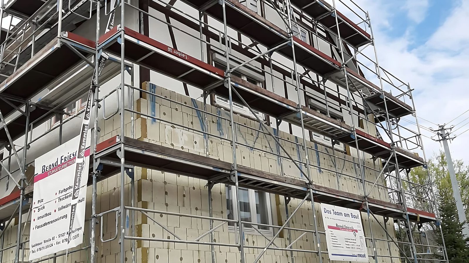 Effiziente Wärmedämmung (WDVS) an einer Hausfassade durch Bernd Friesch